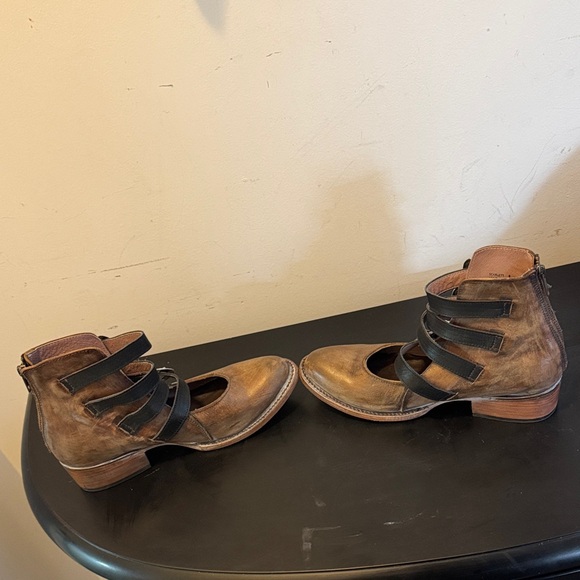 Like New Freebird Brown and Black Ankle Boots - Picture 13 of 14